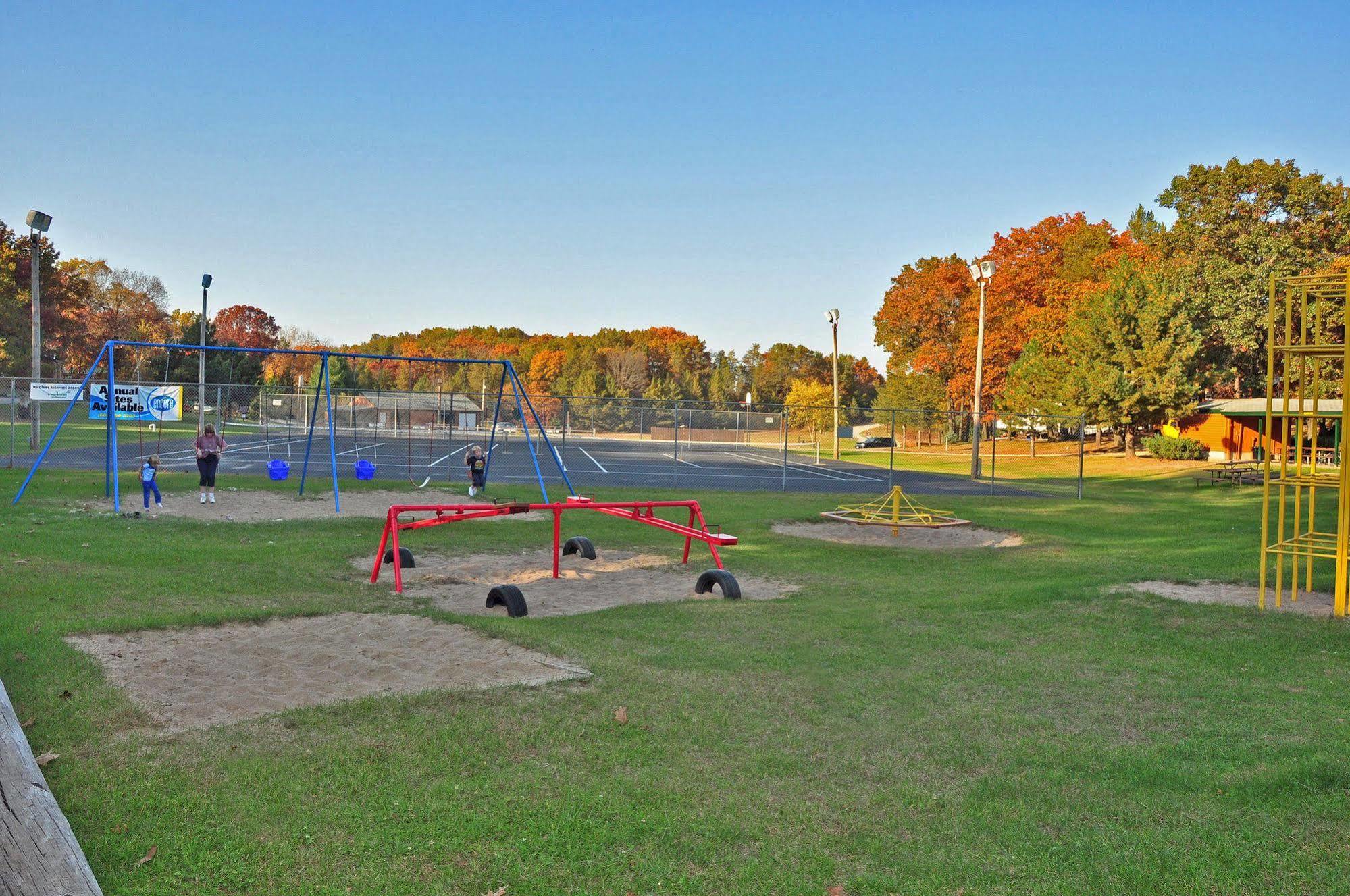 Arrowhead Resort Campground Plainville 外观 照片